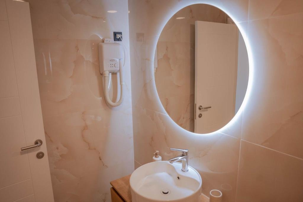 Double Room Queen Bed kupaonica detalj — Vila Vladorena