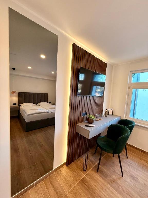 Double Room Queen Bed radni kutak — Vila Vladorena