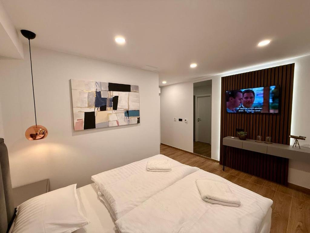 Double Room Queen Bed — Vila Vladorena