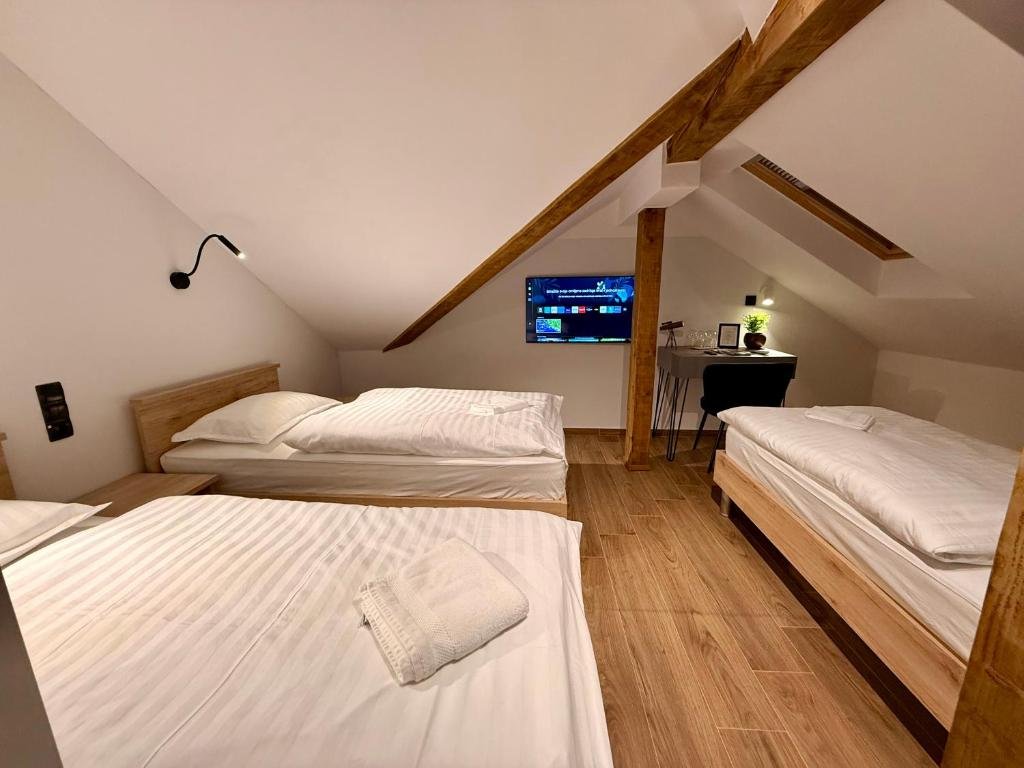 Triple Room 3 Twin Beds — potkrovlje, Vila Vladorena