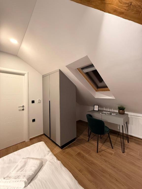 Triple Room 3 Twin Beds — radni kutak, Vila Vladorena