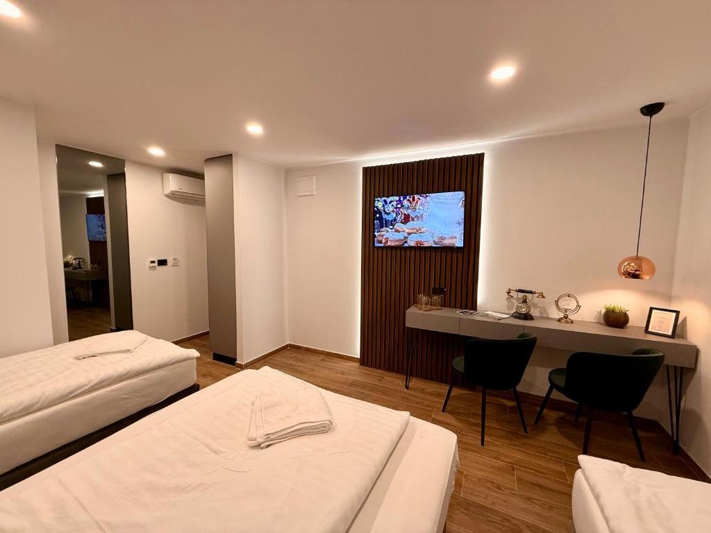 Triple Room Queen + 2 Twin pogled — Vila Vladorena