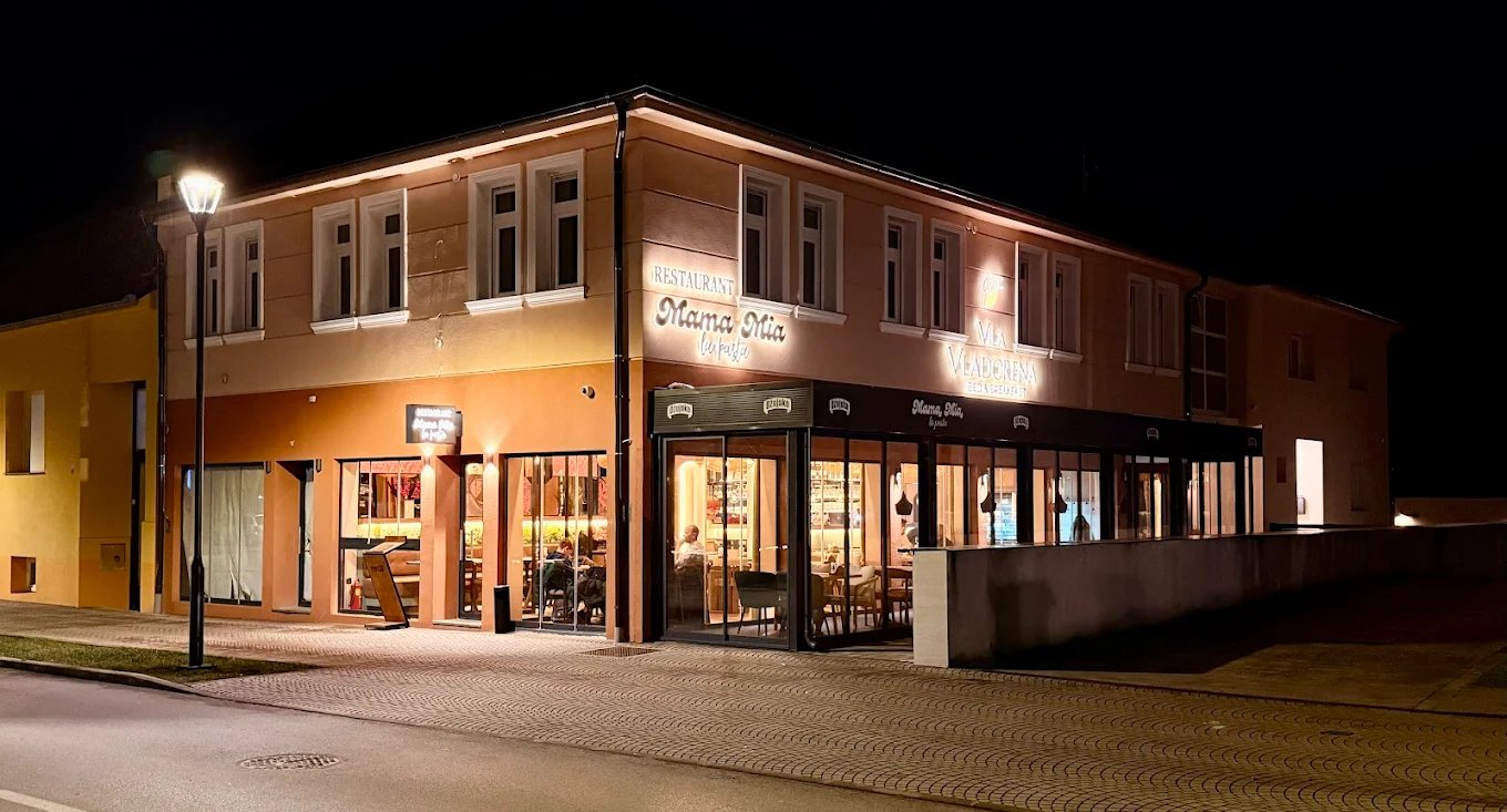 Vila Vladorena — noćna fotografija zgrade u centru Požege